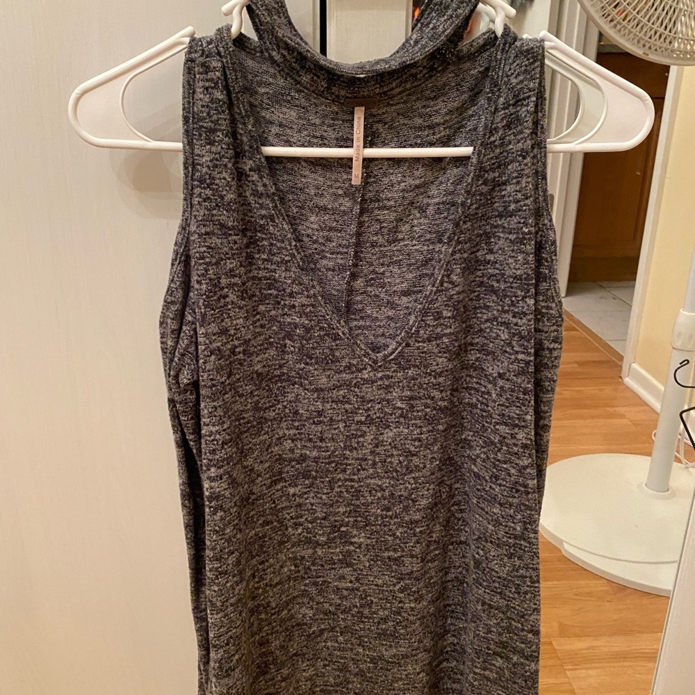 Cold shoulder long sleeved gray sweater.